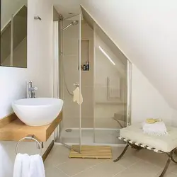 Дизайн ванной под лестницей фото