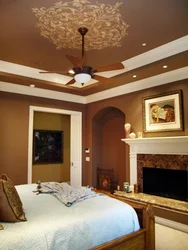 Интерьер спальни с коричневым потолком фото