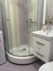 Аралас ванна мен дәретхананың интерьеріндегі душ кабинасы