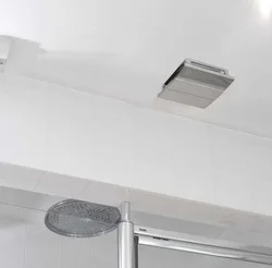 Ekstraktor başlıq fotoşəkili olan vanna otağı tavanı