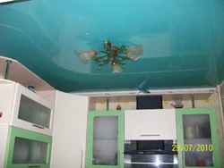 Фото натяжного потолка на кухне в хрущевке