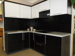 Дызайн кухні з чорным нізам і белым верхам