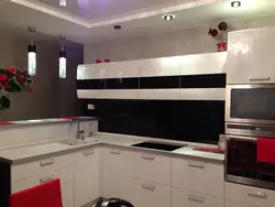 Дызайн кухні з чорным нізам і белым верхам
