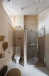 Интерьер ванной комнаты с душевой в деревянном доме