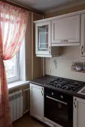 Кухні ў хрушчоўцы з газавай калонкай і халадзільнікам дызайн 5