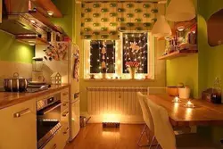 Дизайн маленькой кухни с окном и дверями