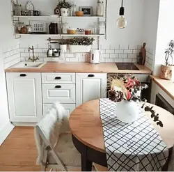 Дизайн маленькой кухни с окном и дверями