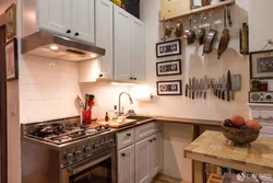 Дызайн маленькай кухні з акном і дзвярыма