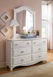 Комод с зеркалом в интерьере спальни фото