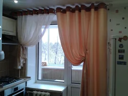 Дызайн штор для кухні ў сучасным стылі з балконам