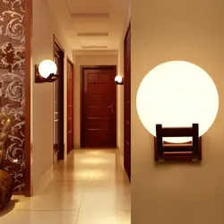 Koridorda divar lampası fotoşəkili
