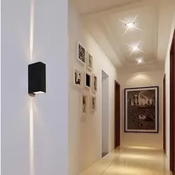 Koridorda divar lampası fotoşəkili