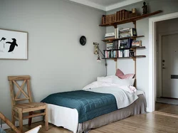 Кровать у стены дизайн фото в маленькой спальне