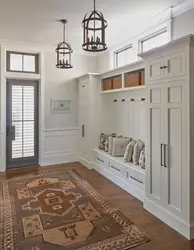 Bir evdə böyük bir koridorun dizaynı