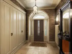 Bir evdə böyük bir koridorun dizaynı