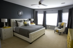 Белая спальня с серыми обоями фото