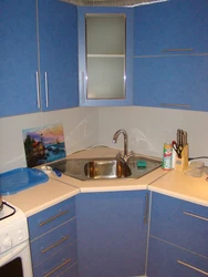 Угловая кухня с мойкой в углу для маленькой кухни фото