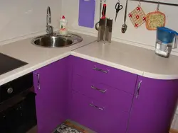 Кутняя кухня з мыйкай у куце для маленькай кухні фота
