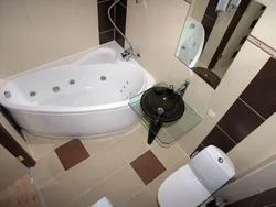 Tualet Fotoşəkili Olan Kiçik Bir Banyoda Künc Vanna Otağı
