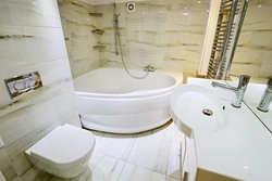 Дәретхана фотосуреті бар шағын ваннадағы бұрыштық ванна