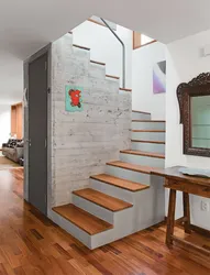 Дизайн санузла в доме под лестницей