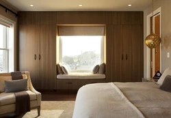 Интерьер спальни прямоугольной формы с одним окном фото