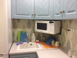 Как повесить микроволновку на кухне под шкафами фото