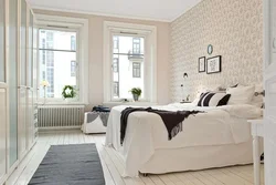Интерьер спальни с белыми стенами