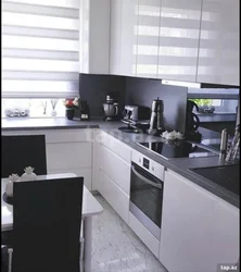 Интерьер кухни с черной белым фартуком фото