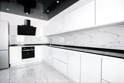 Інтэр'ер кухні з чорнай белым фартухом фота