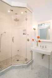 Kiçik plitələr fotoşəkili hazırlanmış bir tray ilə banyoda duş