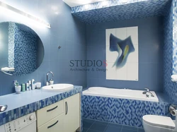 What color goes with blue in the bathroom interior
