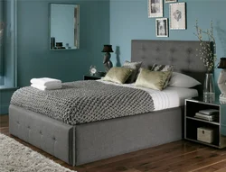 Интерьер спальни с кроватью серого цвета
