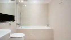 Дизайн небольшой светлой ванны