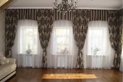 Дизайн штор в гостиную с двумя окнами и простенком современный