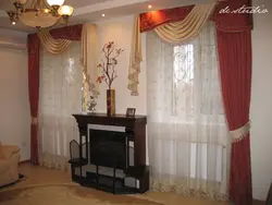 Дызайн штор у гасціную з двума вокнамі і міжаконнем сучасны