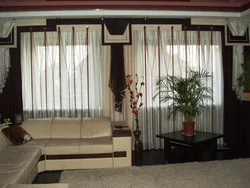 Дызайн штор у гасціную з двума вокнамі і міжаконнем сучасны