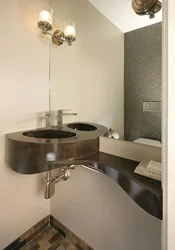 Burchakli lavabo bilan vannaning fotosurati