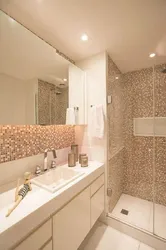 Дизайн ванной комнаты в бежевых тонах маленькая ванна