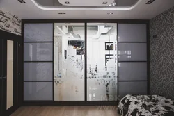 Full-wall bedroom wardrobe design