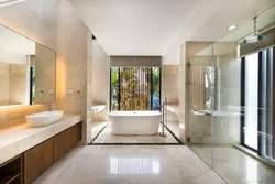 Дизайн плитки в ванной с окном