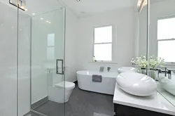 Белы ванны пакой з шэрым падлогай дызайн