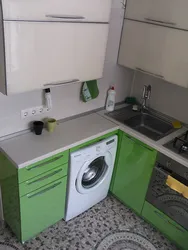 Дызайн маленькай кухні 5 метраў з халадзільнікам і пральнай машынай
