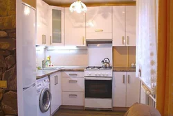 Дызайн маленькай кухні 5 метраў з халадзільнікам і пральнай машынай
