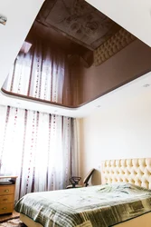 Yataq otağı dizayn fotoşəkilində iki səviyyəli tavanlar