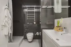 Сұр тондардағы душ дизайны бар ванна