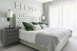Дызайн спальні з шэрым ложкам з мяккім падгалоўем