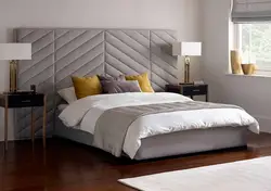 Дизайн спальни с серой кроватью с мягким изголовьем