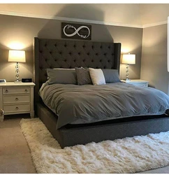 Дызайн спальні з шэрым ложкам з мяккім падгалоўем