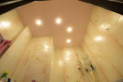 Освещение при натяжном потолке фото ванна